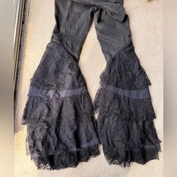 We The Free Mystique Lace Ruffle Flare Jeans High Rise Black 26/2 Free People - Picture 11 of 11